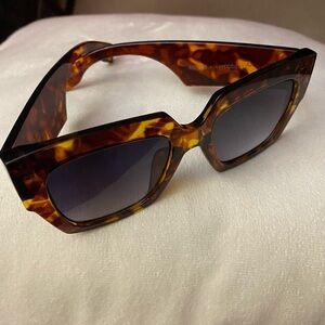 Frye & Co. Tortoiseshell Rectangular Sunglasses Statement Frame Silhouette
